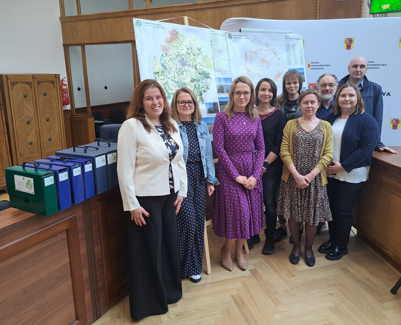 Zdjęcie Zespołu Środowiska i Krajobrazu, który opracował Audyt krajobrazowy województwa łódzkiego. Zdjęcie w sali Sejmiku Województwa Łódzkiego z 15 kwietnia 2025 r. 