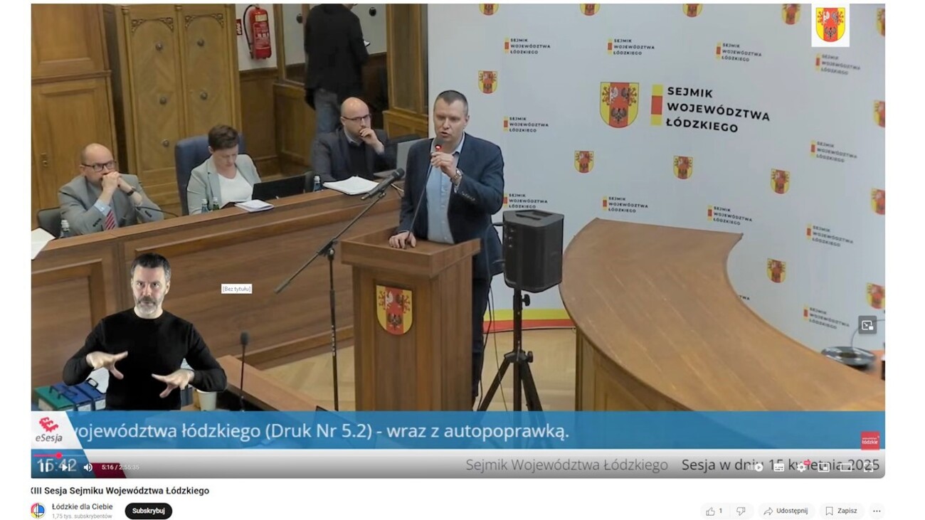 Zdjęcie z posiedzenia sesji Sejmiku Województwa Łódzkiego z 15 kwietnia 2025 r. Dyrektor Biura Planowania Regionalnego Województwa Łódzkiego – Marcin Pawlak - odpowiada na pytania radnych przed uchwaleniem Audyt krajobrazowy województwa łódzkiego. 
