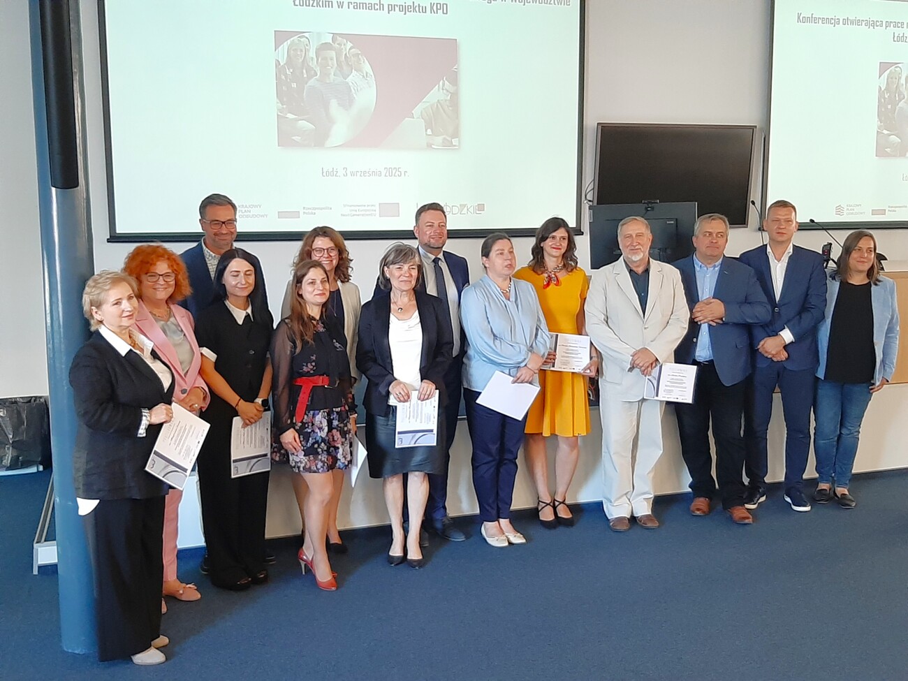 Zdjęcie przedstawia prelegentów i organizatorów konferencji otwierającej prace nad Strategią Kształcenia Zawodowego w Województwie Łódzkim. Na zdjęciu jest 14 osób.