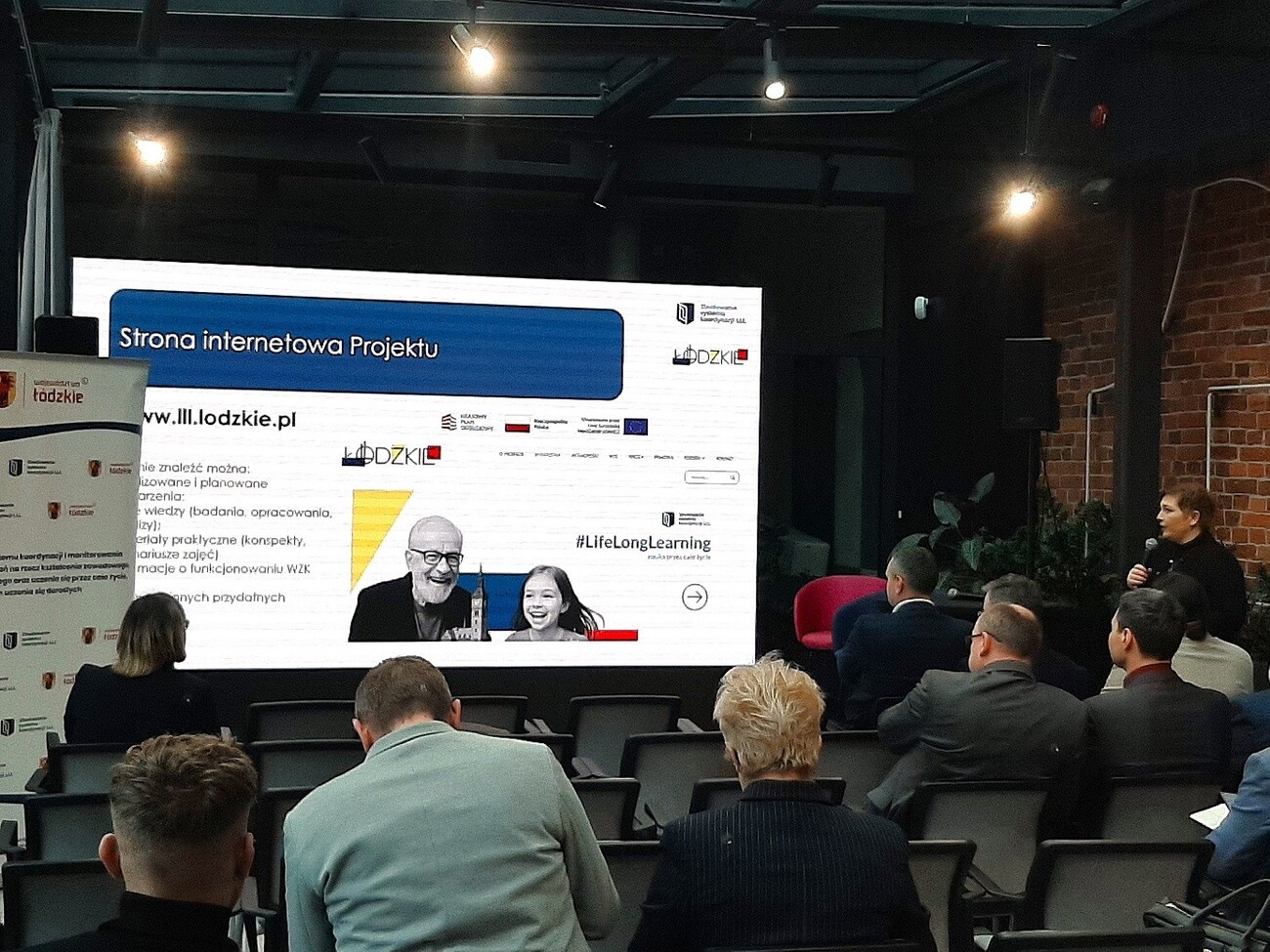 Na zdjęciu Pani dr Magdalena Ustaborowicz koordynatorka projektu przedstawia  podsumowanie działań realizowanych w ramach projektu KPO. 